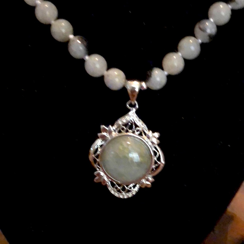 Vintage gray labradorite 8 mm beaded necklace 18 inches including pendant NWOT